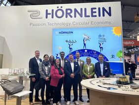 Bildunterschrift: Die Ostwürttemberg-Delegation zu Besuch am Blechexpo-Messestand von Hörnlein Umform Technik aus Schwäbisch Gmünd